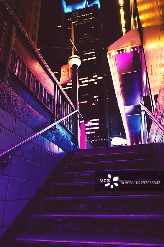 纽约时代广场地铁出口夜晚霓虹灯楼梯图片素材