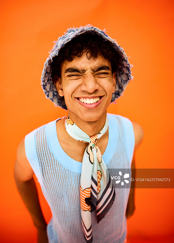 享受幸福的眯眼微笑的Z世代男性图片素材