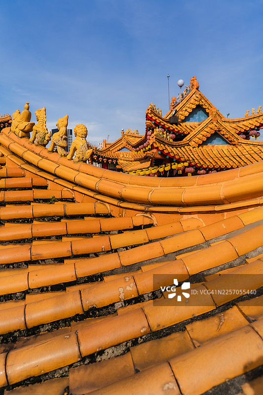 传统中式寺庙屋顶，饰有精美瓦片图片素材