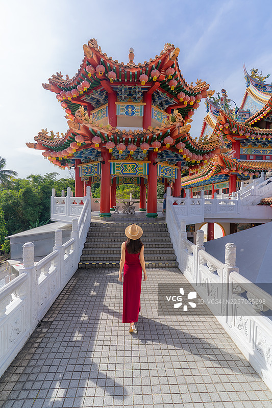 一位女士正走向一座中国传统寺庙图片素材