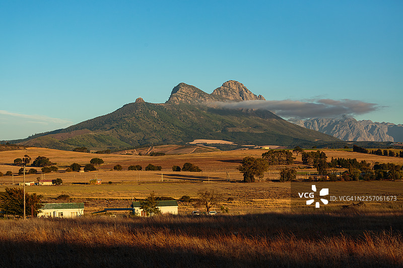 弗兰斯胡克附近乡村风光中的西蒙斯堡山图片素材