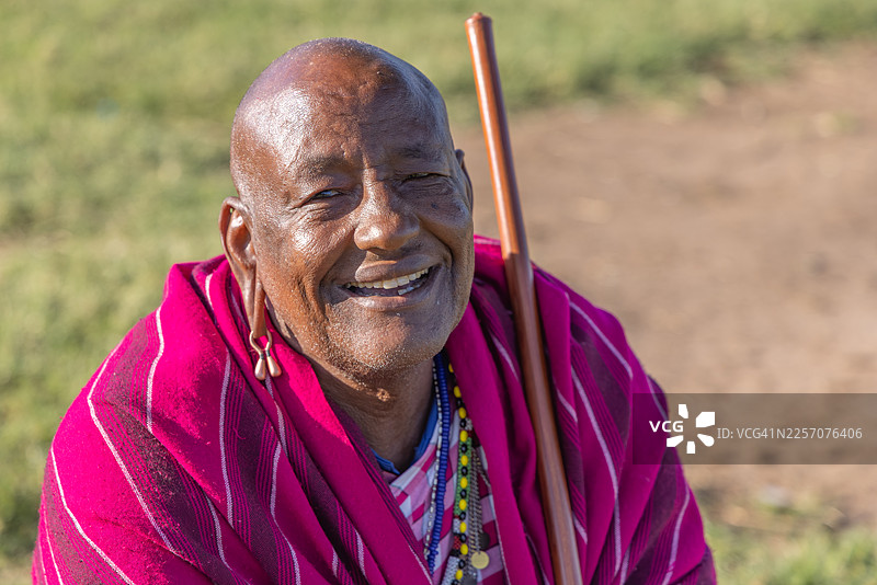 肯尼亚农村社区聚会上一位马赛长者面带微笑图片素材