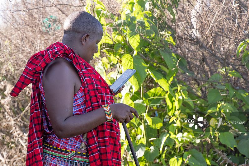 肯尼亚农村马赛族男子使用手机图片素材