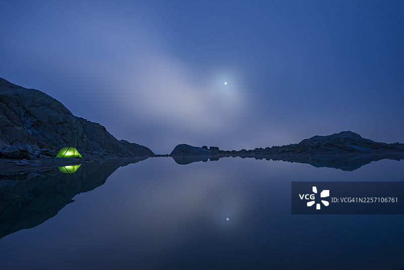 霞暮时分的白湖，位于霞慕尼上空图片素材