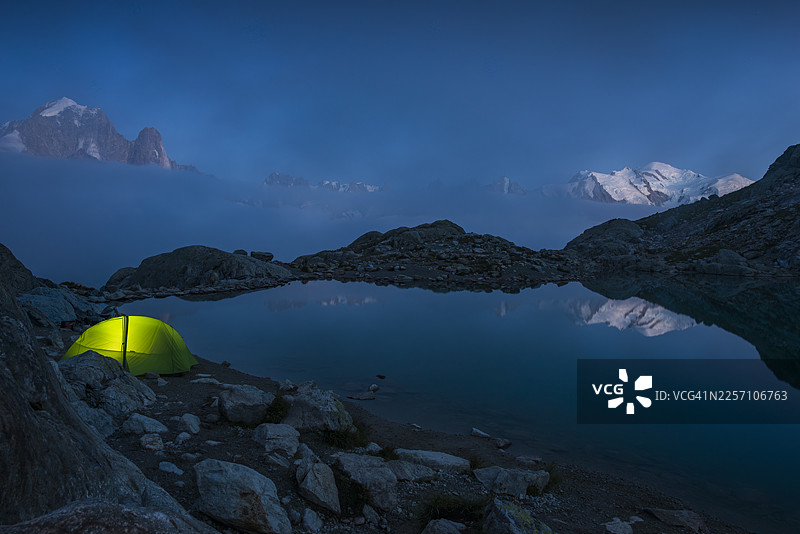 霞暮时分的霞慕尼白湖图片素材