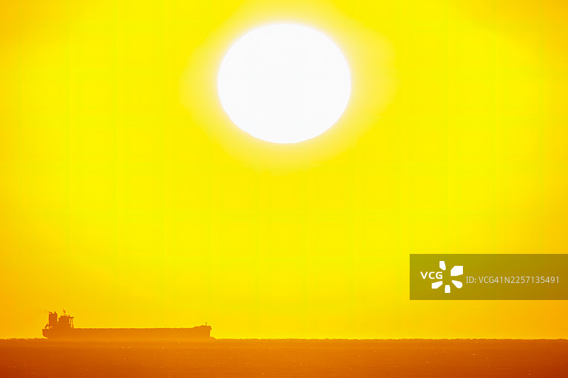 日出海景。从权现山瞭望台看到的伊豆群岛的壮丽海景。海面上可以看到新岛和神津岛。还可以看到载有乘用车的货船和渔船。远方是白色的石灰岩悬崖图片素材