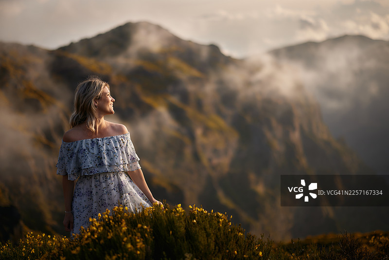 无忧无虑的女人在山上享受生活图片素材