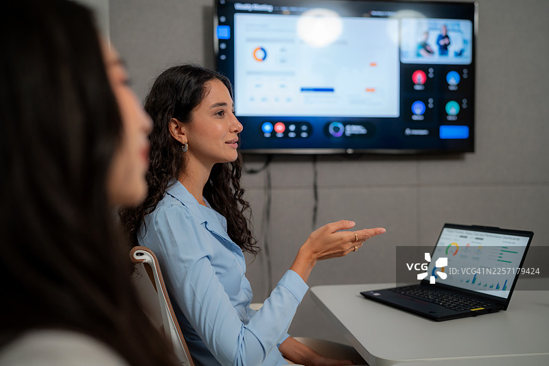 专业商务团队在会议室开会，讨论并辩论销售数据分析。不同背景的同事在现代办公室的富有成效的战略会议中分析财务报告和市场趋势。图片素材