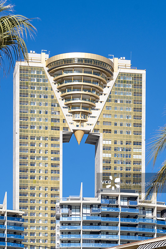 西班牙贝尼多姆，展示双塔及上方连接结构的Intempo摩天大楼全高景观，俯瞰周边城市建筑图片素材