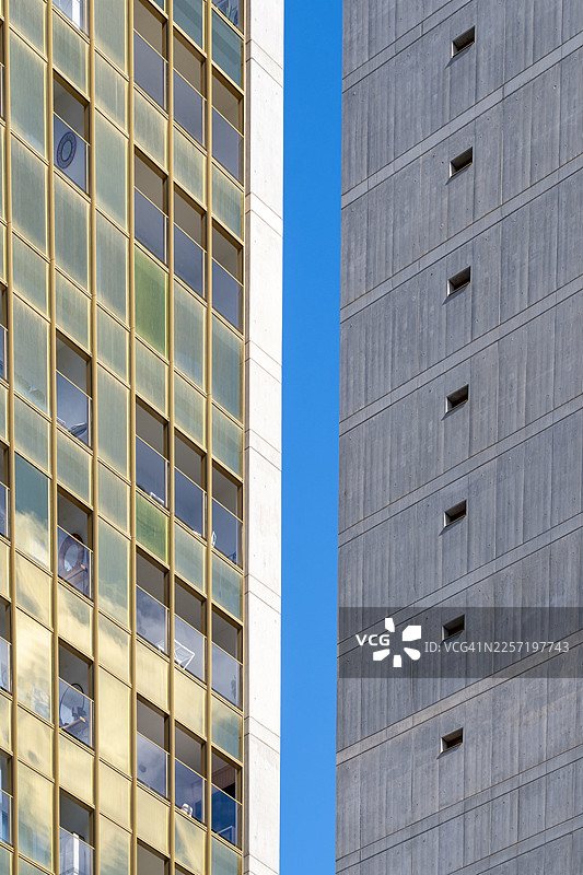 西班牙贝尼多姆晴天，Intempo摩天大楼的垂直立面细节，展示了窗格网格和反光玻璃图案图片素材