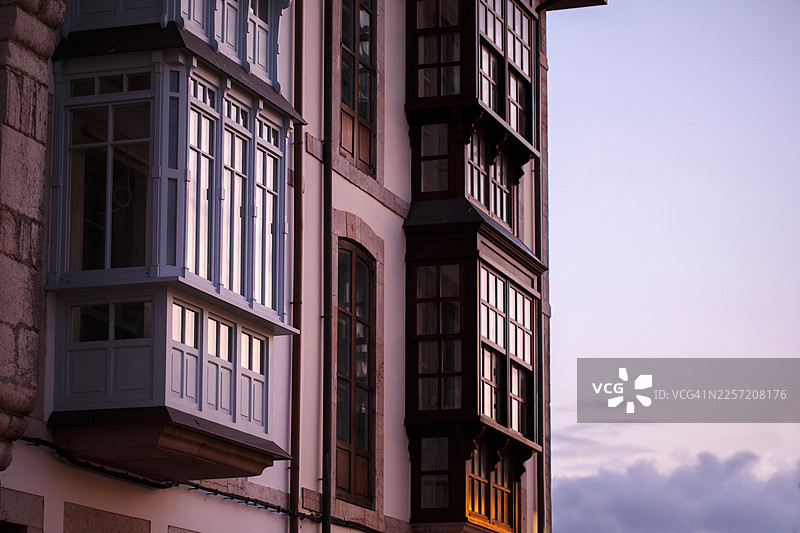 兰德斯，阿斯图里亚斯日落时的阳台图片素材