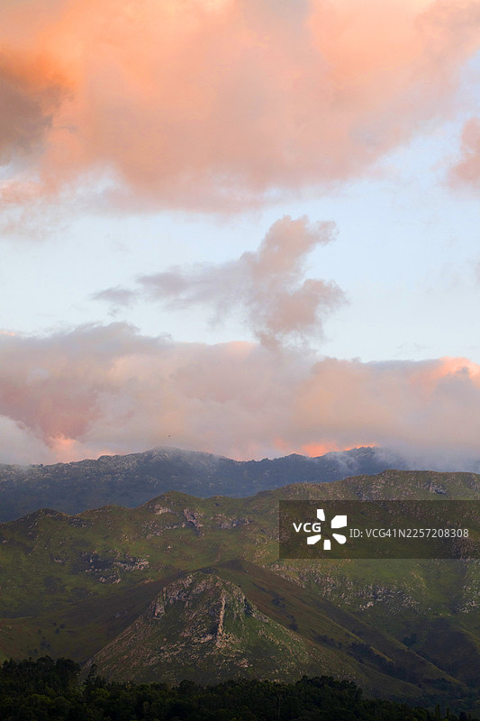 西班牙阿斯图里亚斯兰内斯的山景图片素材