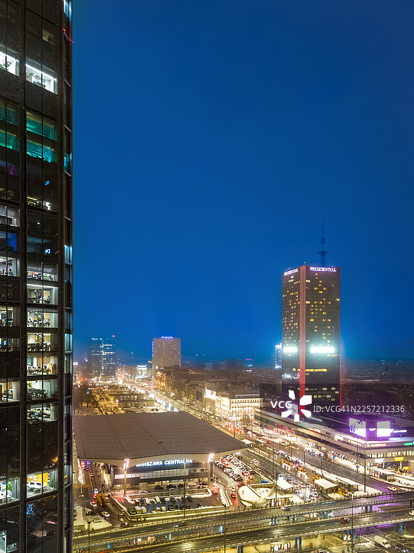华沙市中心高角度夜景图片素材