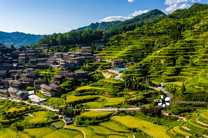 中国亚洲贵州西江千户苗寨的航拍图，中国风古建筑。图片素材