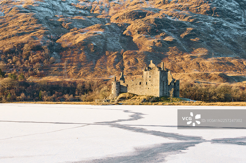 苏格兰被冰雪覆盖的城堡景观图片素材