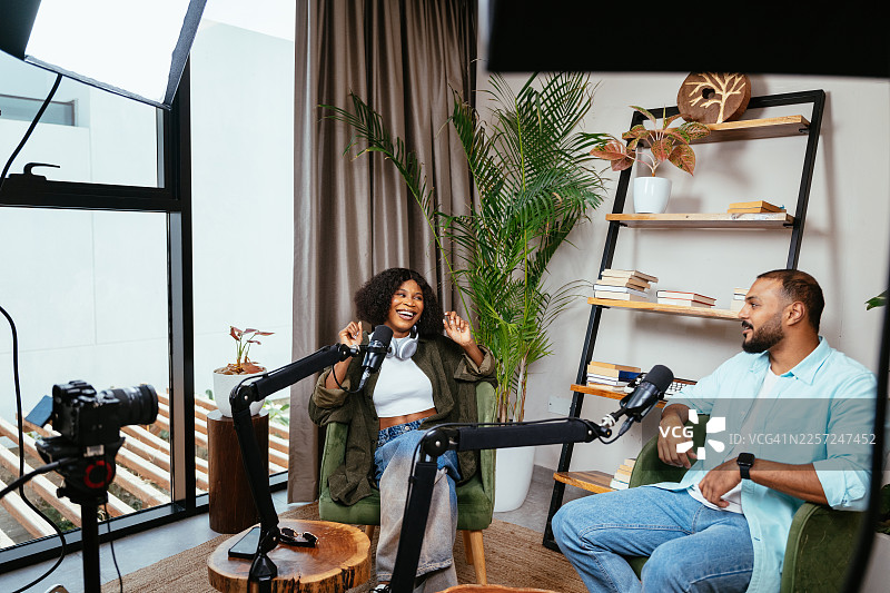 年轻多元化的网红和视频博主在播客录音棚接受采访图片素材
