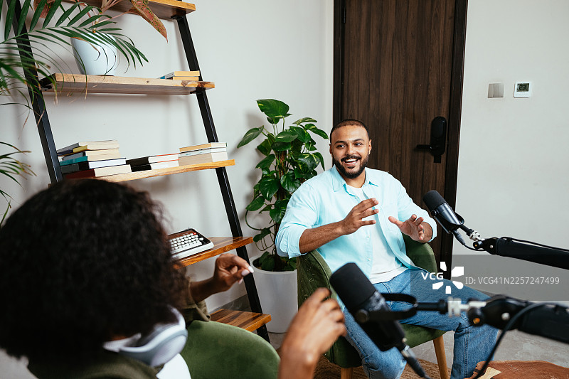 一群年轻且多元化的网红博主在播客录音棚进行访谈图片素材