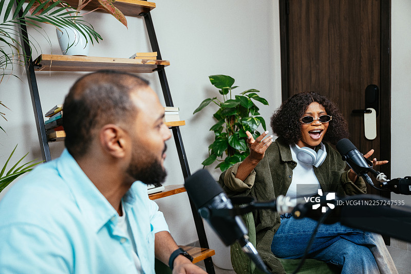 Z世代多元化的网红和视频博主在播客录音棚进行访谈，讨论时事话题，并在社交媒体上直播图片素材