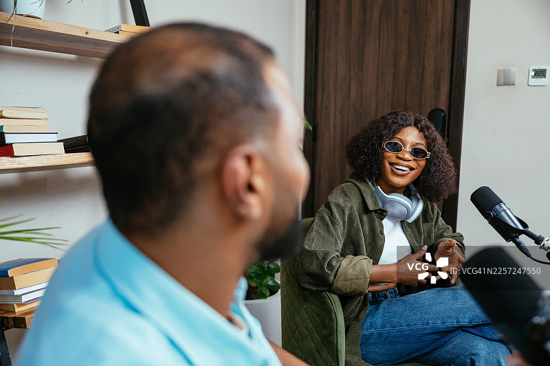 年轻的Z世代多元化意见领袖和视频博主在播客录音棚，在现代化的播客录音棚里接受采访图片素材
