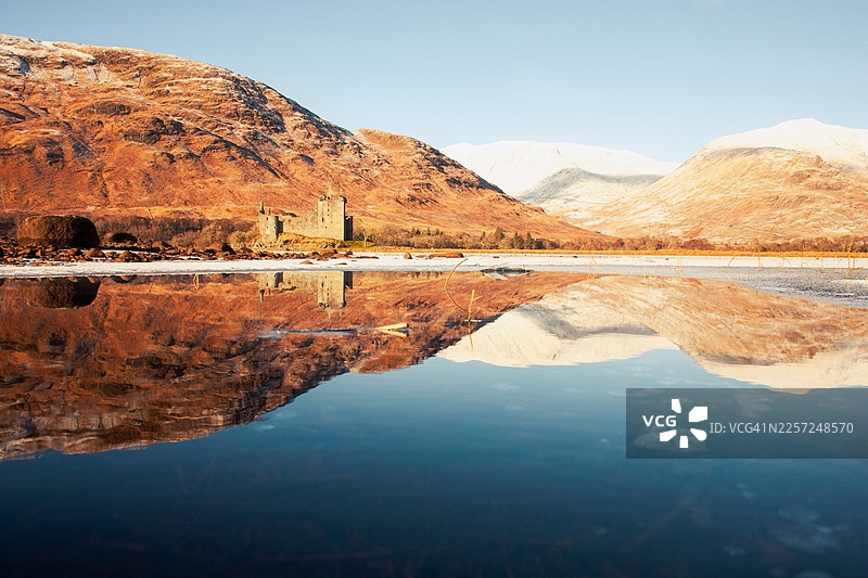 苏格兰城堡在冰雪覆盖的景观中图片素材