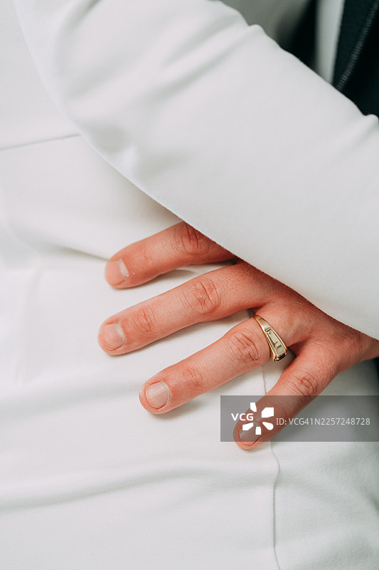 拥抱的新郎手中戴着结婚戒指图片素材