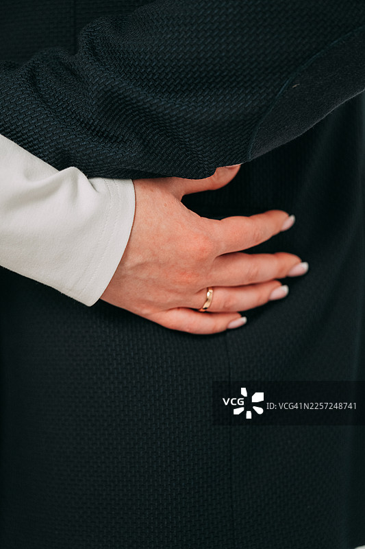 一对已婚夫妇拥抱，展示婚戒和爱意图片素材