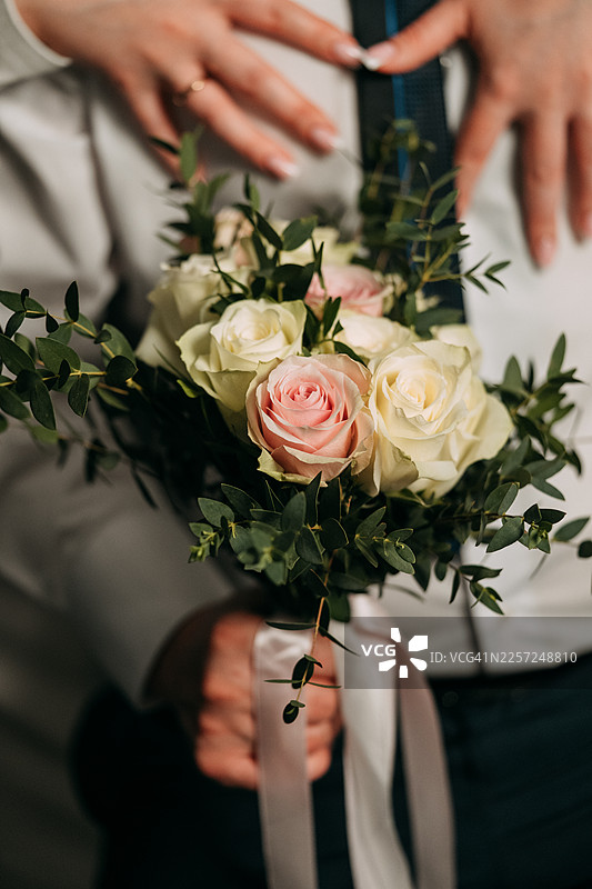 新人手捧粉白玫瑰婚纱照图片素材