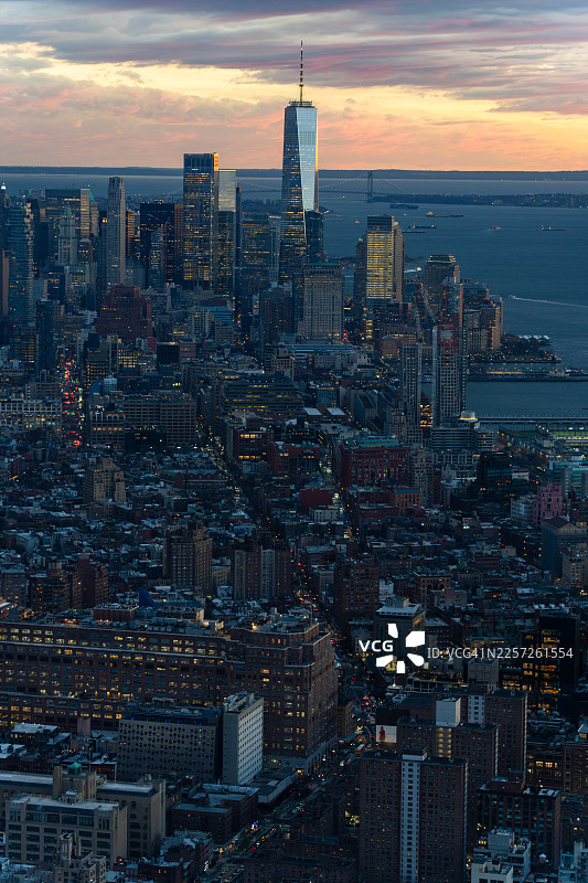 黄昏时分的曼哈顿下城天际线与世贸中心一号楼图片素材