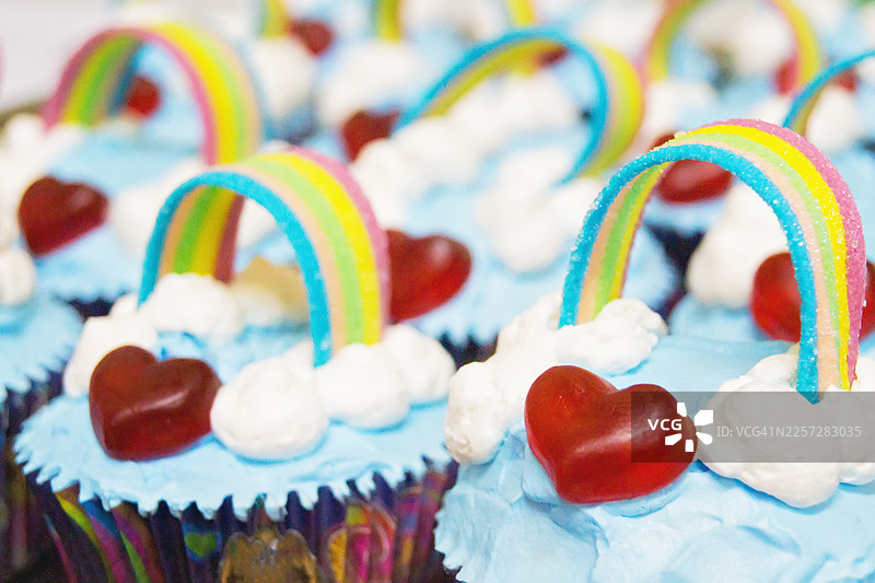 彩虹糖装饰的彩色纸杯蛋糕图片素材
