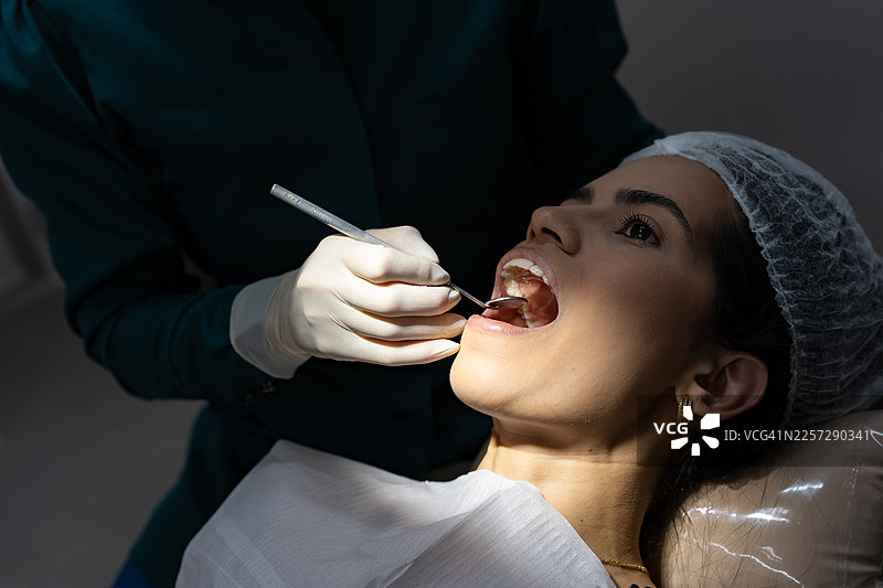 牙科诊所的病人检查图片素材