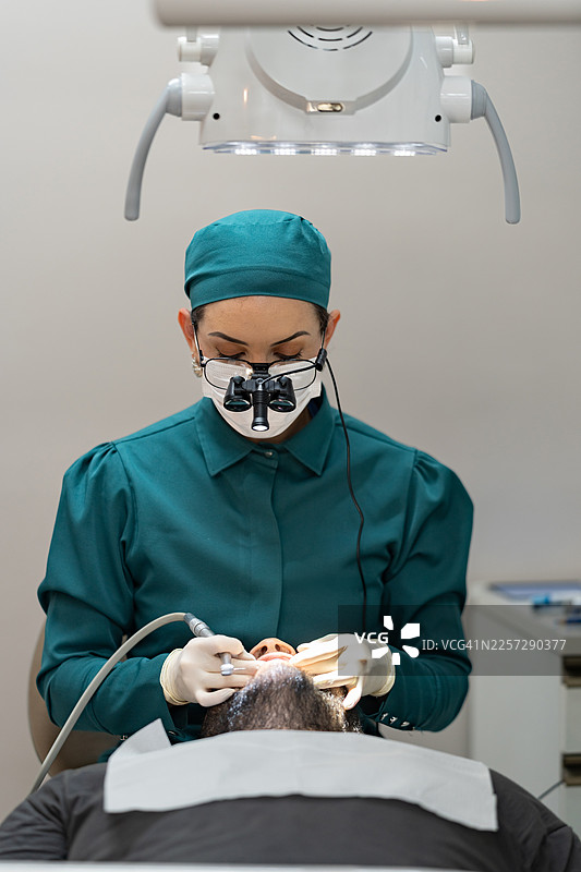 牙科诊所的病人检查图片素材