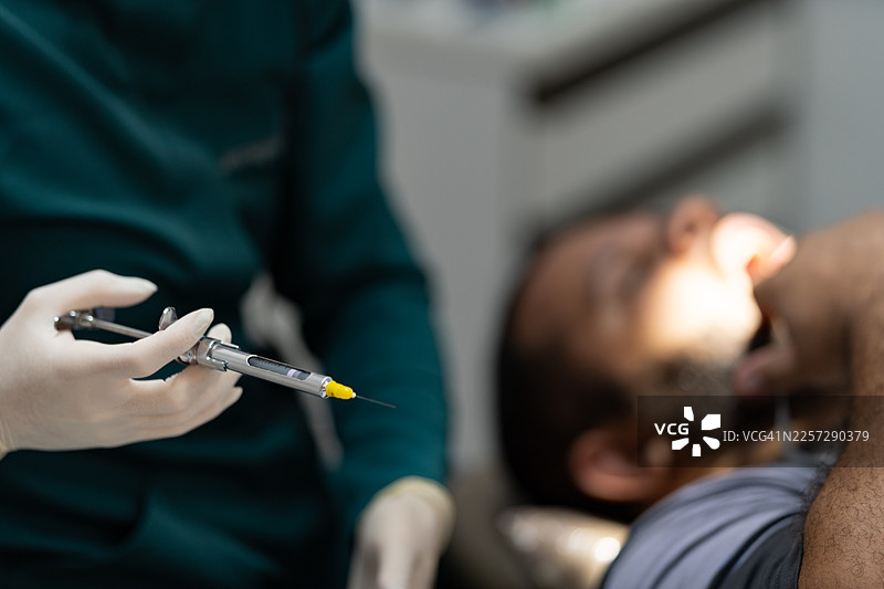 牙医给患者注射麻醉剂图片素材