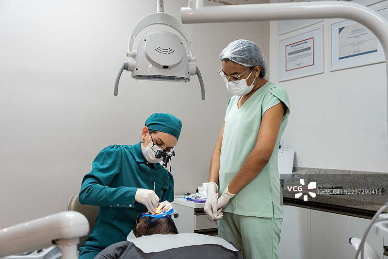 牙齿贴面修复流程图片素材