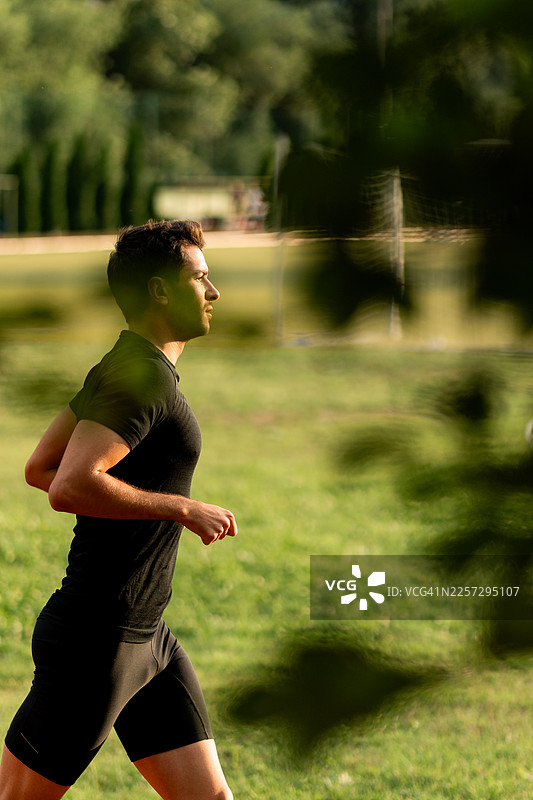 一名男性运动员在户外跑步进行体能训练图片素材
