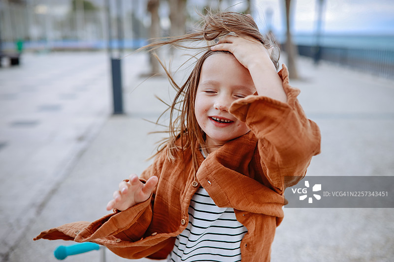 生命活力：这张照片传达了孩子几乎触手可及的生命力和能量的激增。图片素材