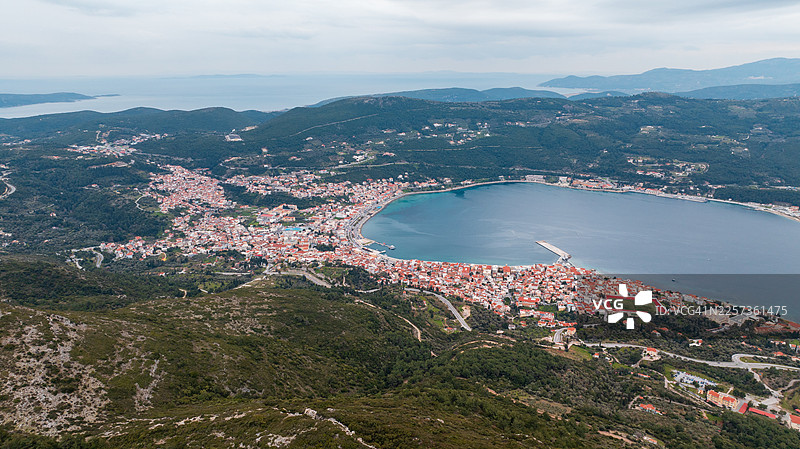 阴天时希腊萨摩斯镇的鸟瞰图图片素材