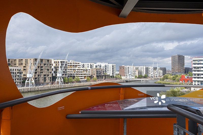 从汉堡 HafenCity 观景点看到的弯曲橙色框架视角，俯瞰德国汉堡的现代 HafenCity 建筑和易北河图片素材