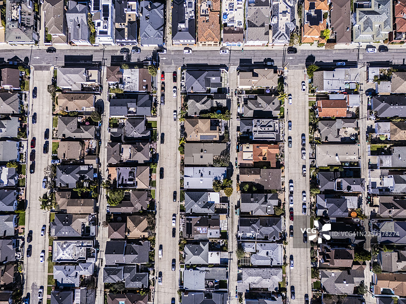 洛杉矶加州住宅区和棕榈树成荫的城市道路的鸟瞰图图片素材