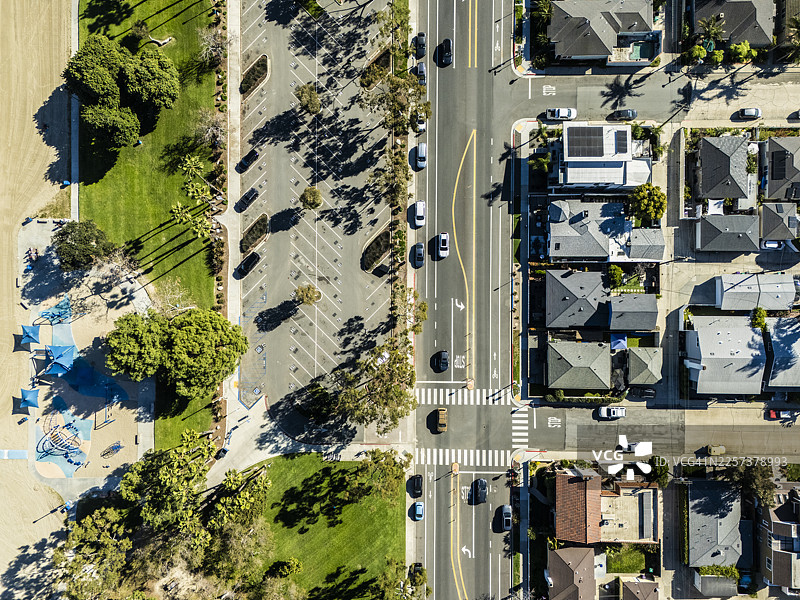 洛杉矶住宅区城市交叉口和绿地的鸟瞰图图片素材