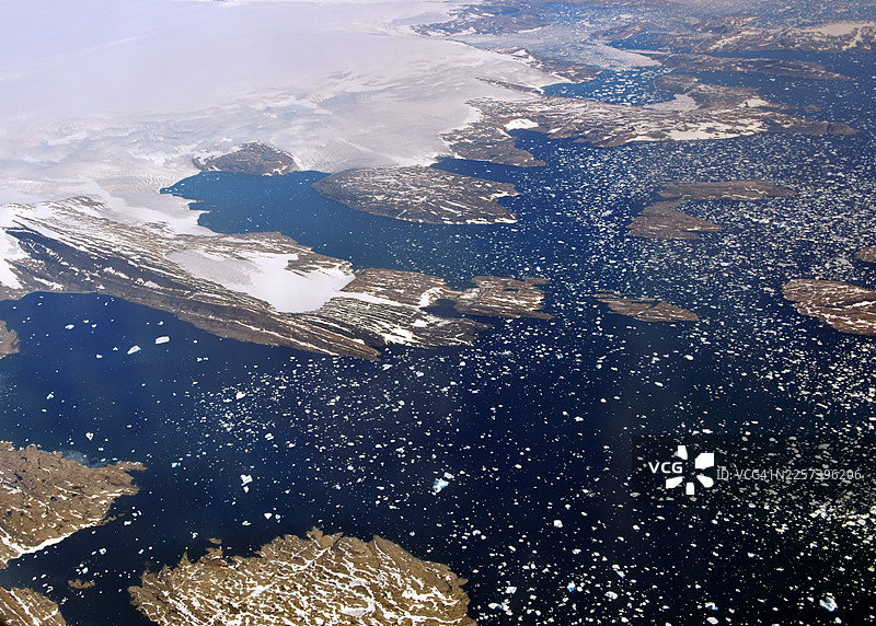 格陵兰东海岸，皮基乌莱克（科瑟湾）和格陵兰冰盖与大西洋相遇的空中视角图片素材