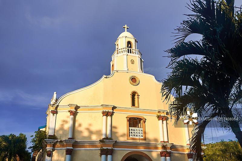 圣彼得使徒教区教堂，位于马兰奈奎松省，是当地历史悠久的标志性建筑。图片素材