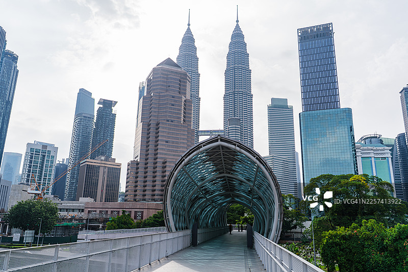 苏洛玛大桥入口与国油双峰塔天际线图片素材