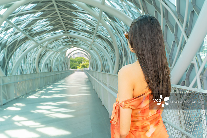身穿红裙的女子在萨洛马桥上欣赏风景图片素材