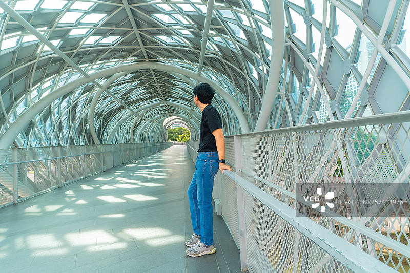 一名男子站在吉隆坡的萨洛玛桥上图片素材