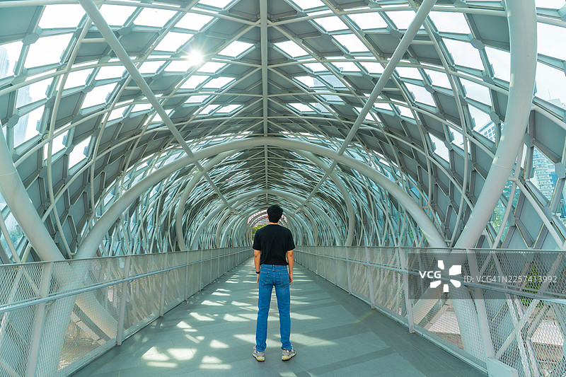 男子在萨洛马大桥内欣赏建筑图片素材