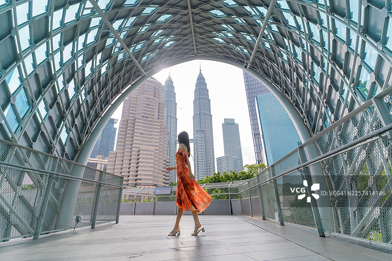 女子走在萨洛玛桥上，远眺双峰塔图片素材