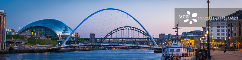 盖茨黑德千禧桥横跨泰恩河，远眺纽卡斯尔码头，黄昏全景图片素材