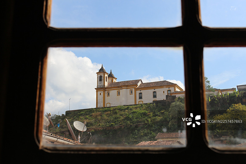 透过窗户，我看到了圣弗朗西斯科·德·保拉教堂 - 欧鲁普雷图，米纳斯吉拉斯州图片素材