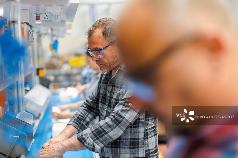 工厂生产线上的行业员工图片素材