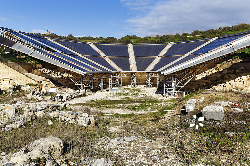 古希腊剧院，赫拉克莱亚·米诺亚遗址，防风雨保护，现代屋顶，玻璃纤维板，修复，考古遗址，埃拉克莱亚·米诺亚，蒙塔莱格罗，阿格里真托，南海岸，西西里岛，意大利南部，意大利图片素材
